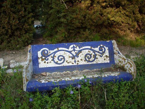 DelmaciodeConit's tweet image. El trencadís blanc i blau dels bancs de #CalPla de #Cunit és un dels detalls més bells del projecte de #Forestier.
Ara lluiten contra l’abandó. 
delmaciodeconito.wordpress.com/2025/11/23/jea…