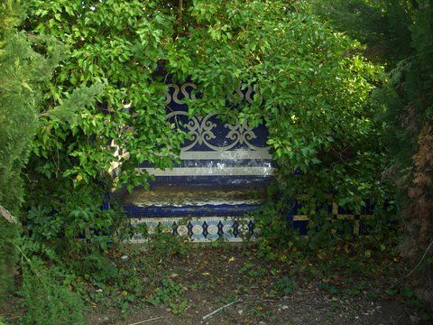 DelmaciodeConit's tweet image. El trencadís blanc i blau dels bancs de #CalPla de #Cunit és un dels detalls més bells del projecte de #Forestier.
Ara lluiten contra l’abandó. 
delmaciodeconito.wordpress.com/2025/11/23/jea…