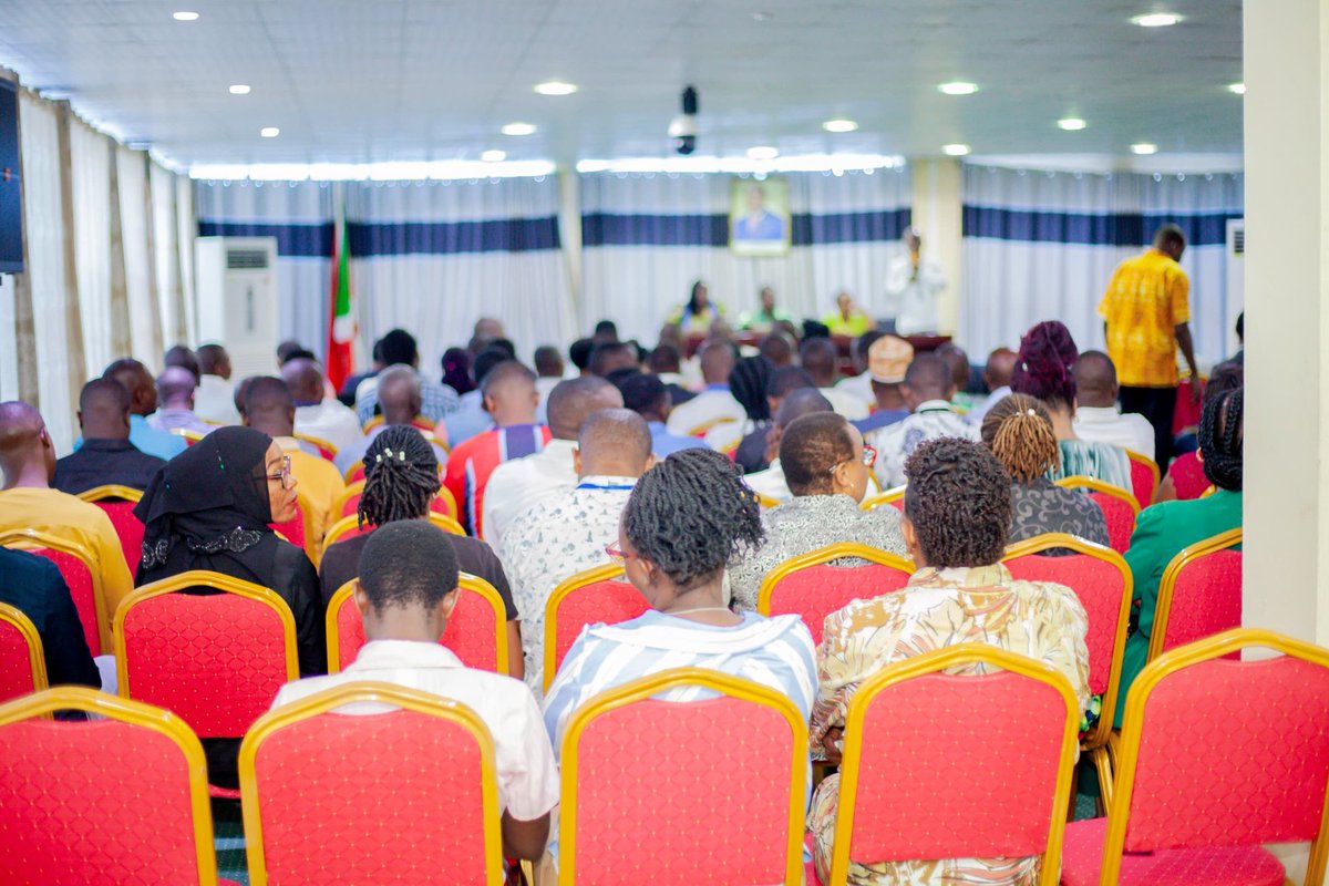 Jean Claude Nkurikiye, chef de zone de Nyakabiga <a href="/Nyakabiga_bi/">ZONE NYAKABIGA</a>, a participé ce mercredi 26 novembre 2025 à une réunion de concertation initiée par les députés élus dans la commune de Mukaza. #Burundi <a href="/CommuneMukaza25/">Commune Mukaza</a> <a href="/Bujaprov2025/">Province de Bujumbura</a> <a href="/MininterInfosBi/">MininterInfosBi</a>