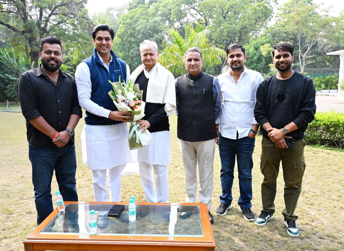 नवनियुक्त अजमेर देहात जिला कांग्रेस के अध्यक्ष श्री विकास चौधरी जी (विधायक - किशनगढ़) के साथ राजस्थान के लोकप्रिय पूर्व मुख्यमंत्री श्रीमान अशोक गहलोत जी से उनके जयपुर स्थित सरकारी आवास पर शिष्टाचार भेंट की एवं इस दौरान वैवाहिक वर्षगांठ की शुभकामनाएँ भी दी।
<a href="/ashokgehlot51/">Ashok Gehlot</a>