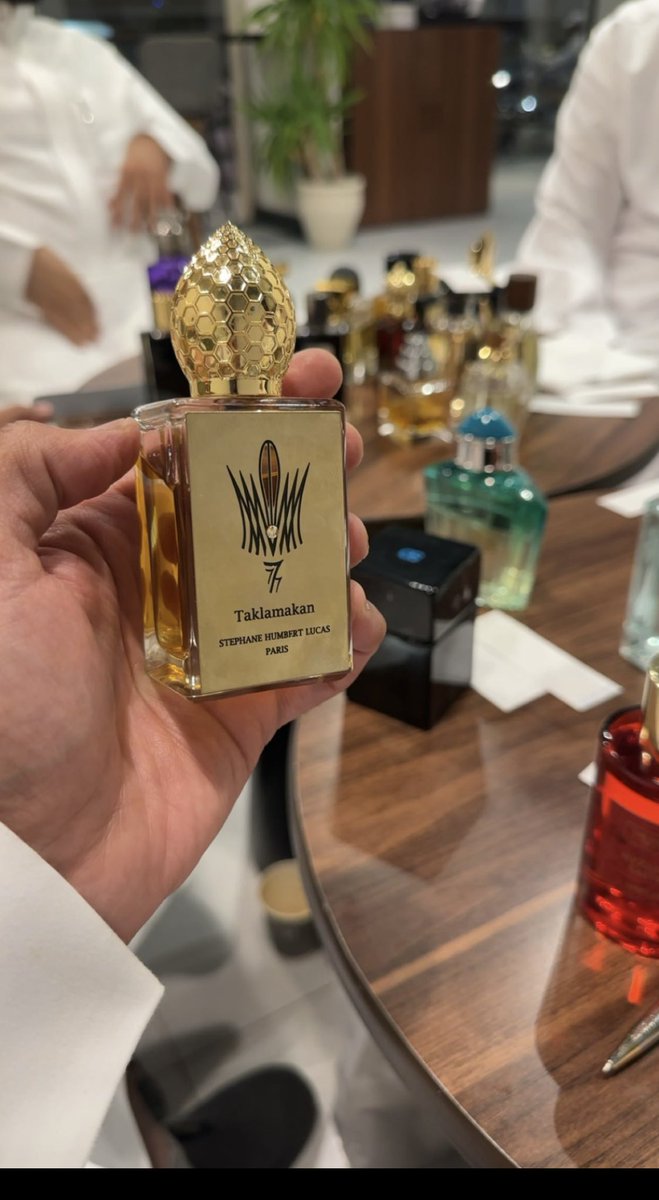 من أجمل العطور العنبرية Taklamakan 

للجنسين .. خشبي عنبري مقدمة راتنجية بلمسات بلسمية مع مزيج من الفانيلا ونعومة السوسن ..

يستحق التجربة بامتياز 👌
#رابطة_عشاق_العطور