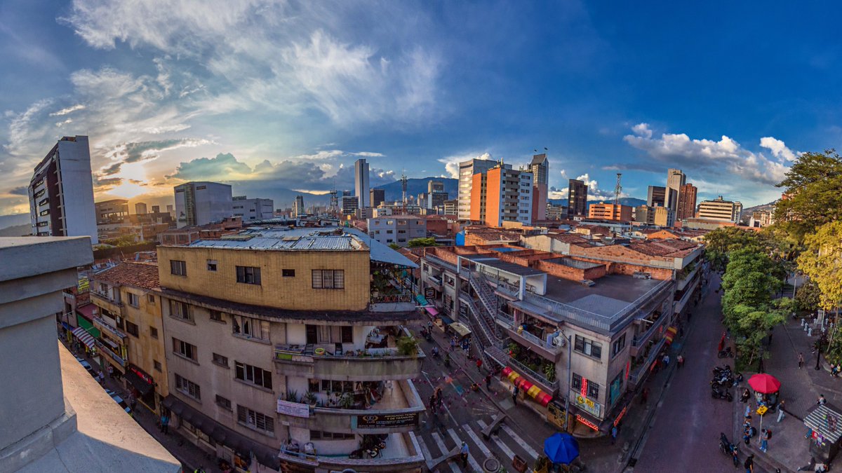 KandaoVR's tweet image. A beautiful Medellín sunset in 360°, captured by Ramiro Posada from the 4th floor downtown.
Shot on Qoocam 3 Ultra (DNG8) — 1/900sec, ISO 100, -0.3EV.
Pure color. Pure atmosphere. 🌇✨

🔥 Black Friday deal on Qoocam 3 Ultra:
amazon.com/KanDao-Waterpr…

#Qoocam3Ultra #360Camera…