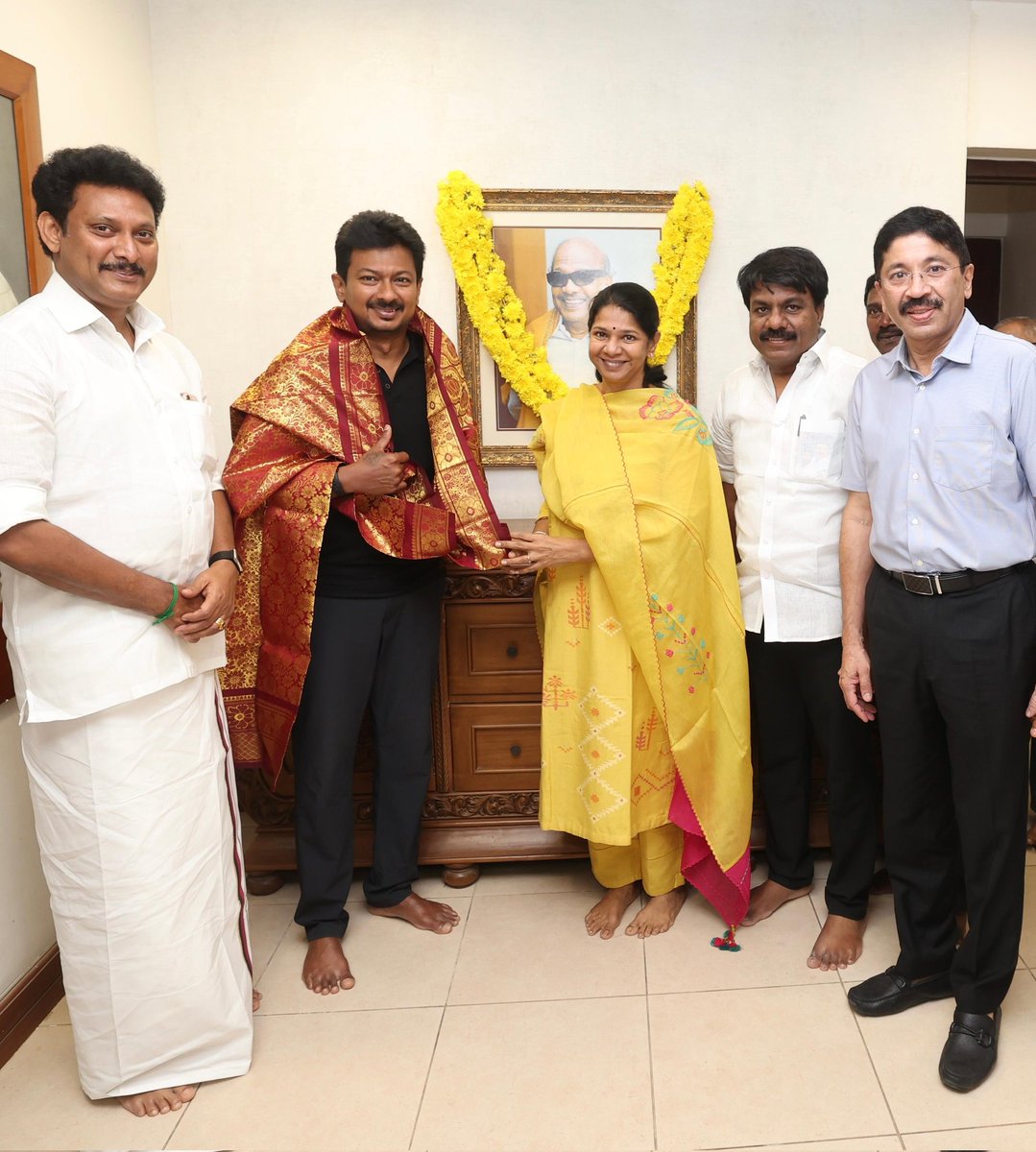 KanimozhiDMK's tweet image. இன்று தனது பிறந்தநாளை முன்னிட்டு துணை முதலமைச்சர் திரு. @Udhaystalin அவர்கள், சி.ஐ.டி காலனியில் உள்ள தலைவர் கலைஞர் அவர்களின் இல்லத்தில் உள்ள அவரது திருவுருவப் படத்திற்கு மரியாதை செலுத்தி, அம்மாவிடம் வாழ்த்துப் பெற்றார்.