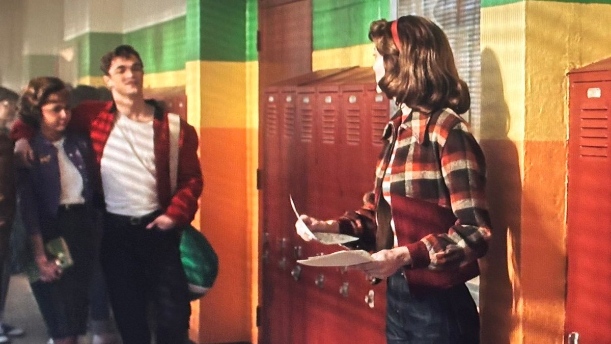 portalm4tthk's tweet image. JOYCE BYERS E O PAI DO STEVE HARRIGTON NO ENSINO MEDIO DE HAWKINS EM 1959!!!!