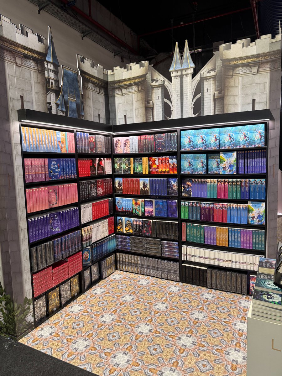 Notre stand est prêt à vous accueillir pour un long week-end de folie au SLPJ de Montreuil ! Rendez-vous stand K18 pour faire votre petit selfie avec Silveny, Mao Mao ou Jinshi, tester l'animation 100 % Carnets de l'apothicaire, papoter avec l'équipe et craquer pour un livre...😇