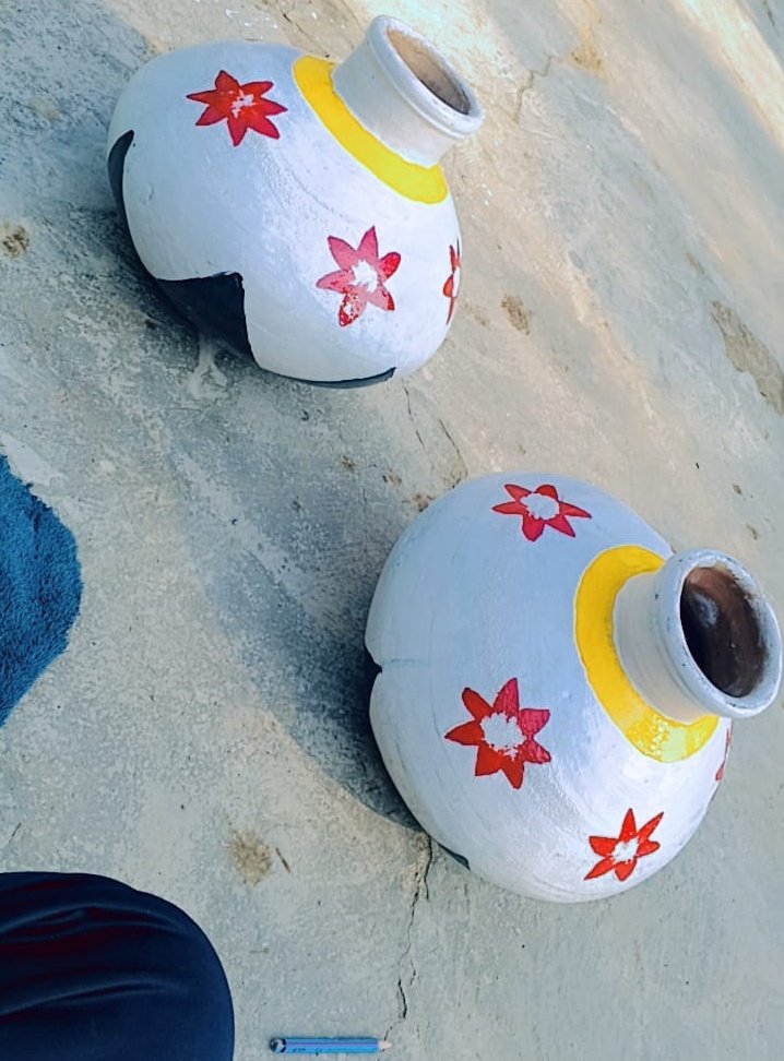 ApkaUmar's tweet image. پرانے پانی والے مٹکوں اور لکڑی کے تنے کو زرا سی محنت اور شوق سے نیا چہرہ مل گیا....

#recycle #reuse #pottery