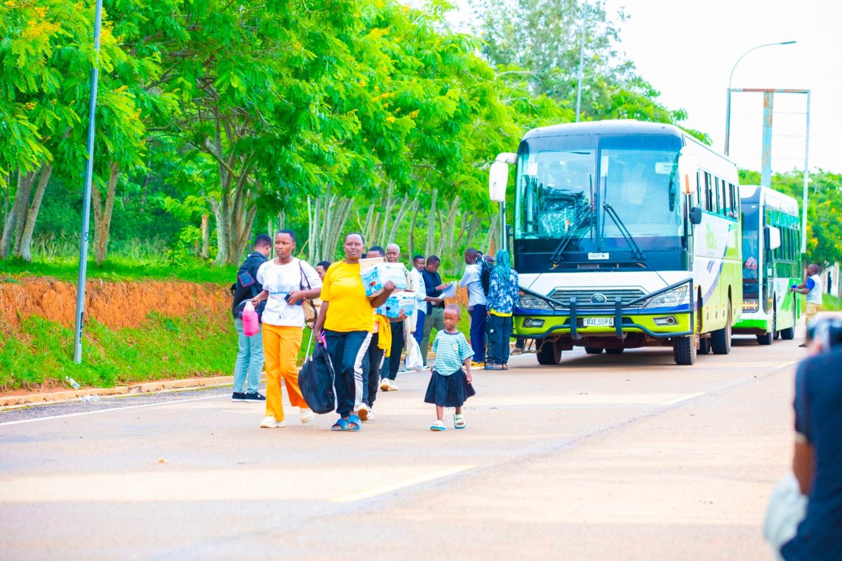 cgtnafrica's tweet image. A total of 115 Burundian refugees, many of whom fled to Rwanda in 2015 due to political instability, were voluntarily repatriated to their home country on Tuesday. Rwanda currently hosts 52,862 Burundian refugees, including 42,421 in Mahama camp and the rest in urban areas,…