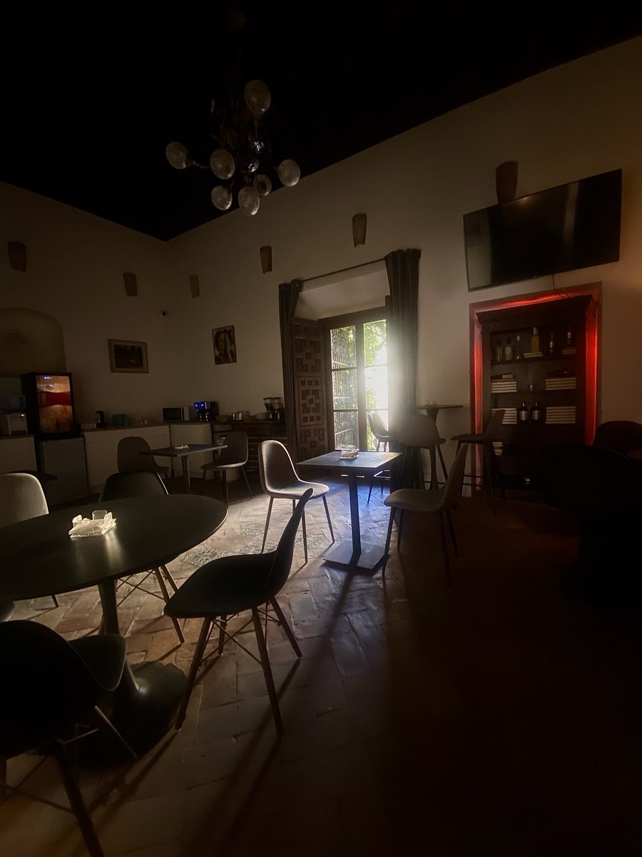 Por aquí me colé hoy… 
Veo una luz… habrá café… 

Buenos díasss…