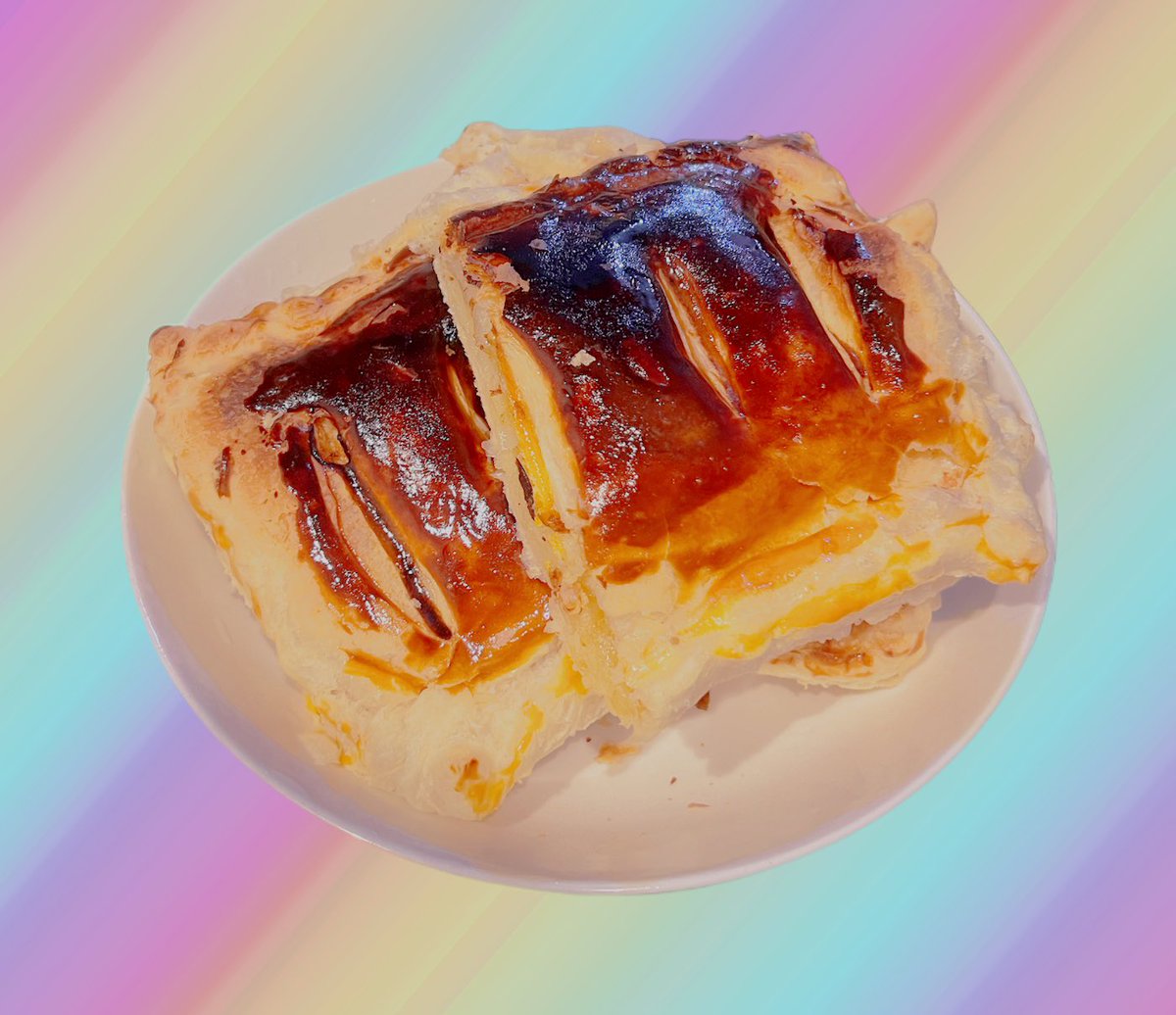 先日のバスツアーでいただいた
群馬のりんご・名月たーくさんあるので
アップルペェにさせていただいた！
デカすぎて切っても皿に乗り切らない😂
ハケなくて卵黄スプーンの裏で
塗ったから次回は買おう笑
おいしーい！そのまんまでもおいしい！
まだまだある〜幸〜🫶🍎