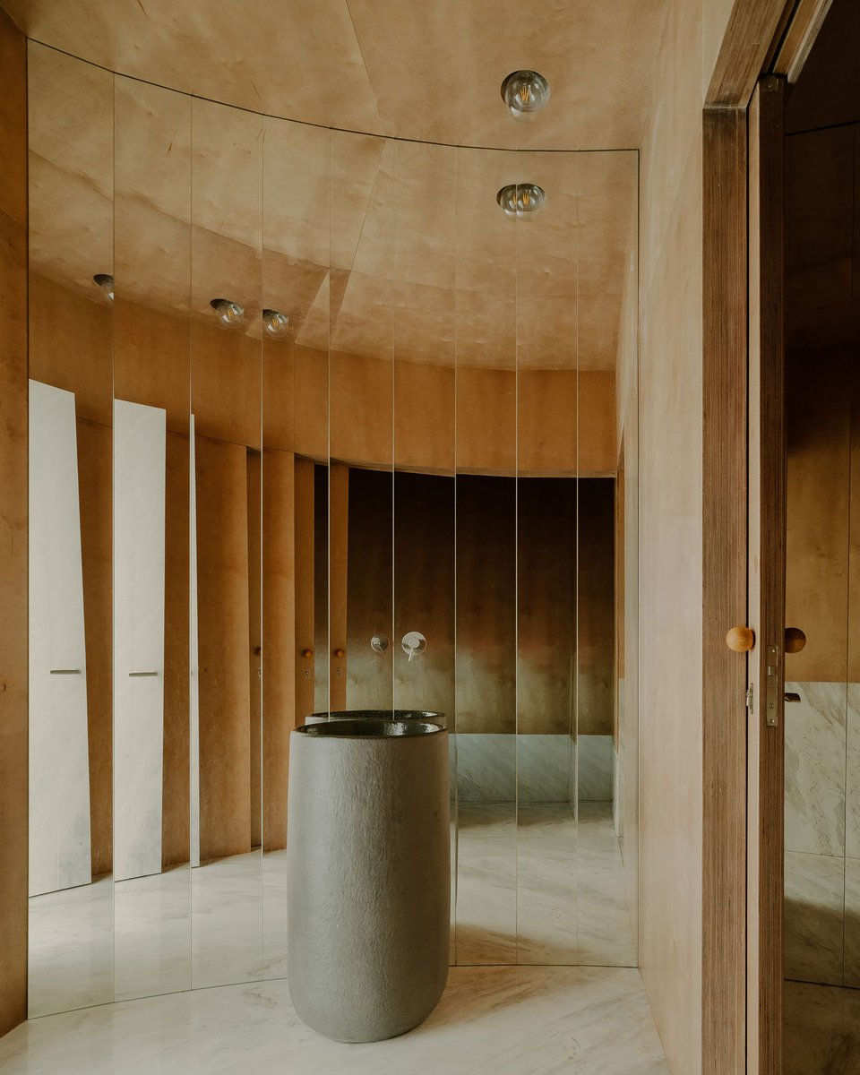 journaldesign's tweet image. Pavillon d’accueil d’un hôtel au lac Kvareli en Géorgie
Découvrez ce magnifique projet en images ici : urlr.me/nVxGUt

#architecture #concrete #pavilion #reception #marble #hotel #Georgia