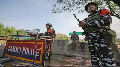 NetramDefence's tweet image. J&amp;amp;K police arrest 19 year old for terror-links to Pakistan.

Jammu &amp;amp; Kashmir Police have arrested 19-year-old Mohammad Sajid from Jammu’s Bathindi area for alleged terror-linked activities and online radicalisation tied to Pakistan-based handlers.

He was detained near a…