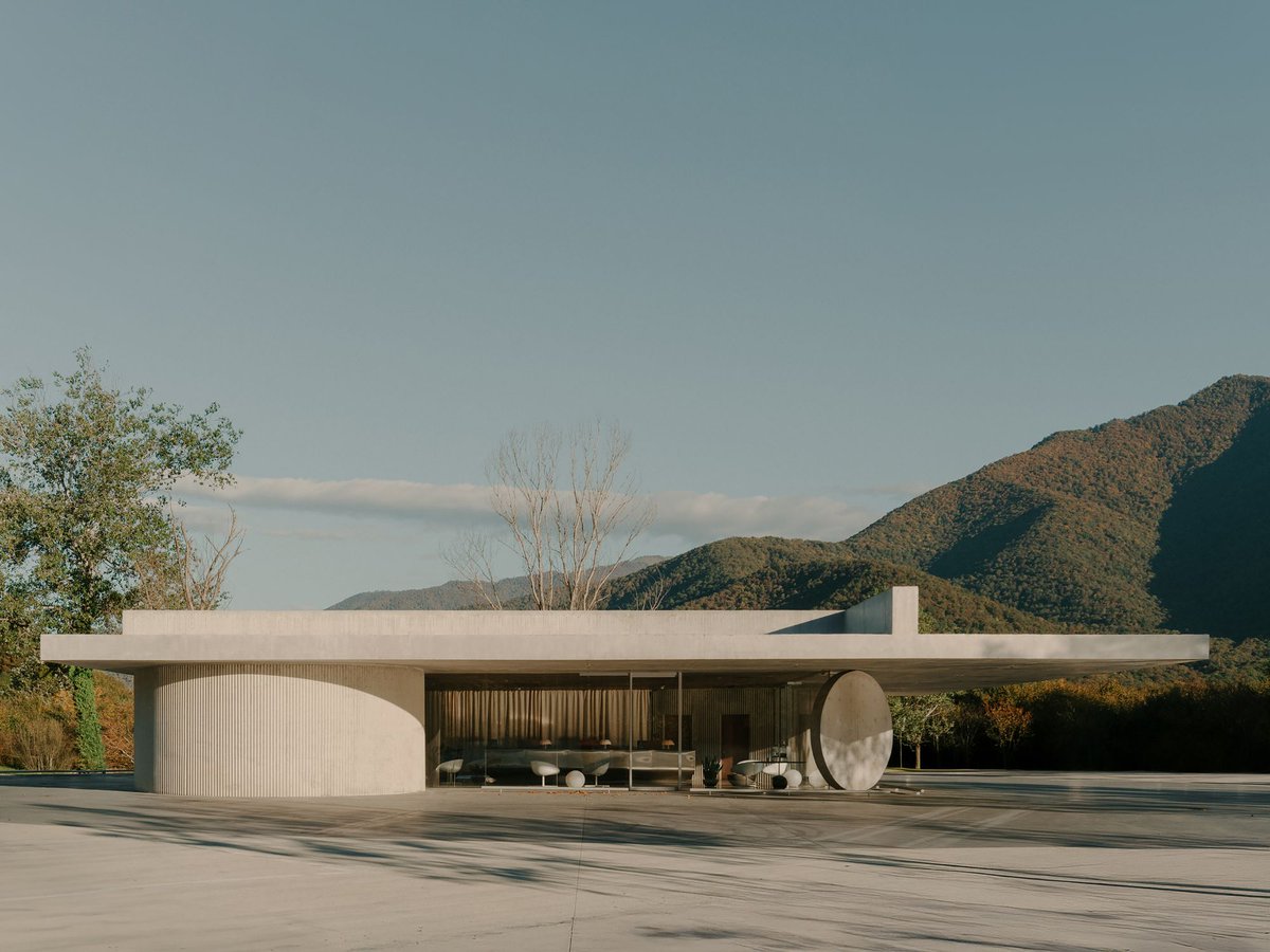 journaldesign's tweet image. Pavillon d’accueil d’un hôtel au lac Kvareli en Géorgie
Découvrez ce magnifique projet en images ici : urlr.me/nVxGUt

#architecture #concrete #pavilion #reception #marble #hotel #Georgia