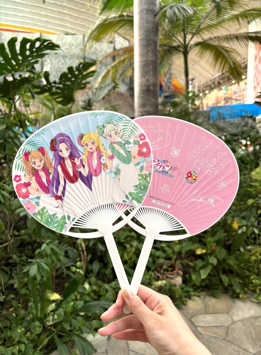 srh_staff's tweet photo. ＼『アイカツ！』×ハワイアンズ／
特別ノベルティのつくスペシャルコラボチケットの販売決定💗
描き下ろしを使用したうちわです🌟

12/1（月）より、アソビュー・セブンチケットで販売スタート🎫

その他のコラボ情報もお楽しみに🌺
🌟コラボ期間：2025/12/13～2026/3/1
🌟詳細ページ：https://t.co/qSPg1qJrG3

#アイカツ