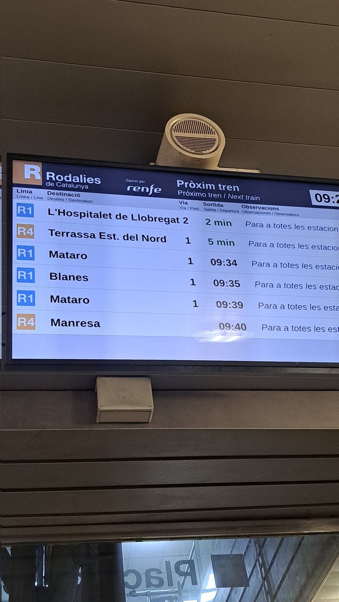 Tres R1 en la mateixa direcció, en menys de 5 minuts de diferència. O potser és que no en passarà cap, o que només en passarà un. El desastre de sempre, <a href="/rodalies/">Rodalies Catalunya</a>