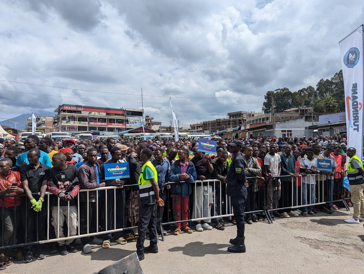 greenafricarw's tweet photo. Muri gahunda ya #Turindane tugereyo amahiro yatangijwe na @Rwandapolice ku rwego rwa @RwandaNorth muri @MusanzeDistrict dis abatwara ibinyabiziga bitandukanye basabwe kwitwarararika no kugabanya impanuka zikomeje kugaragara hirya no hino #RwOT @RwandaGov @RwandaLocalGov https://t.co/N2iHEJXxkf