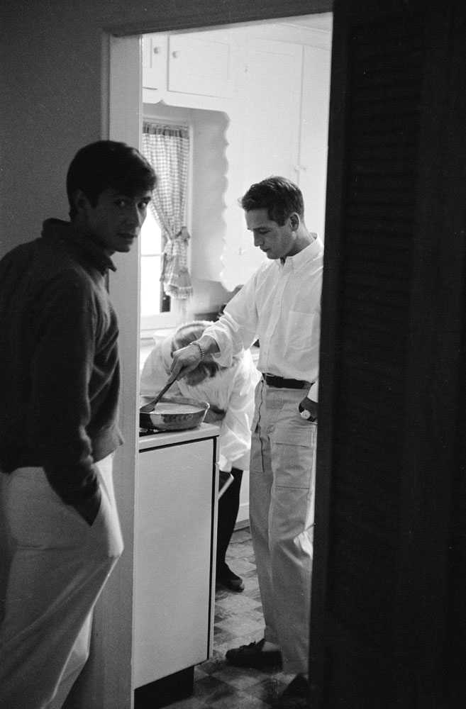 DannyDrinksWine's tweet image. Paul Newman while cooking eggs for Anthony Perkins in Newman’s kitchen, 1958.

(📸- Leonard McComb)