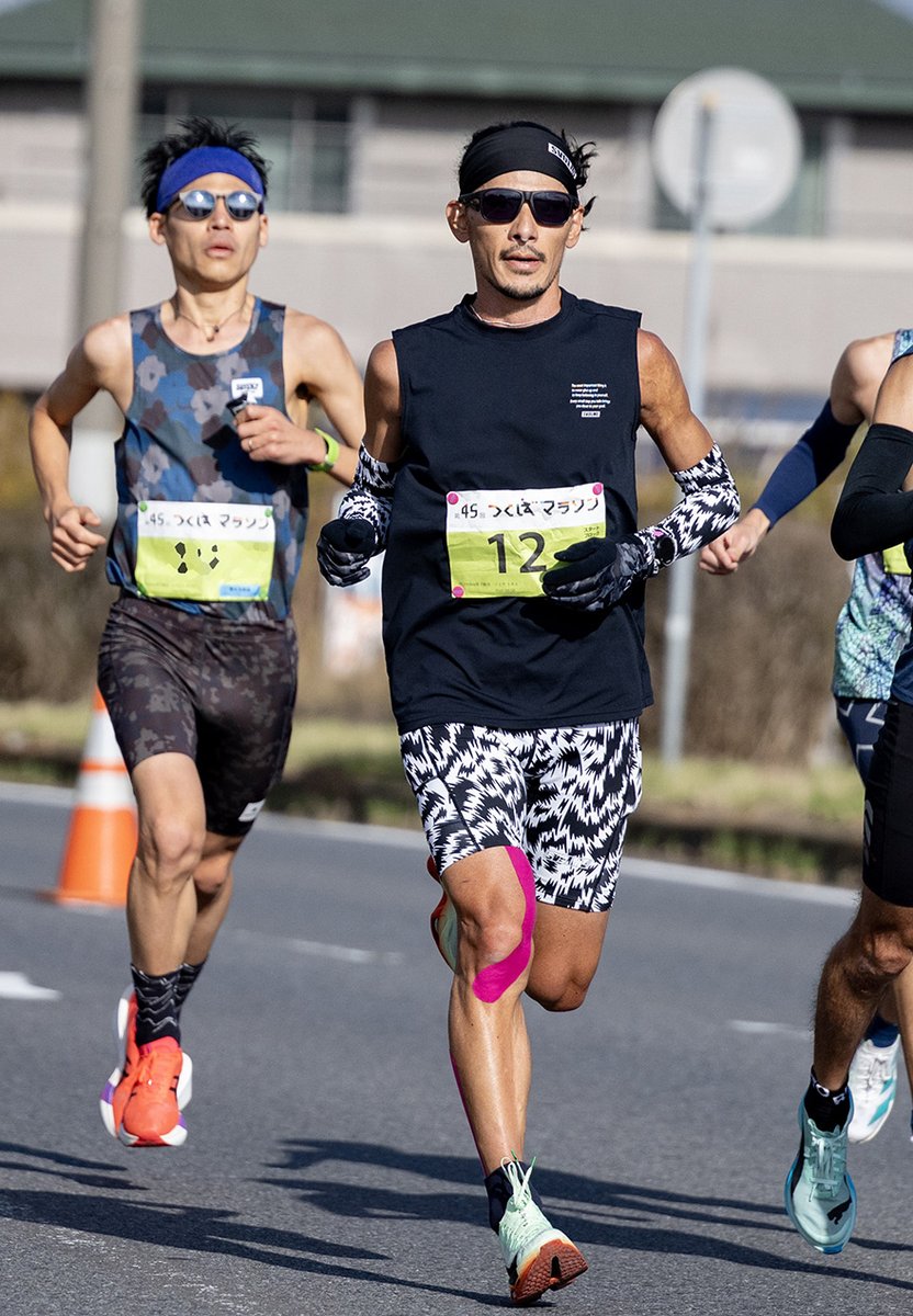 RUNNETJP's tweet image. つくばマラソン準優勝者は
45歳で2時間19分💨💨

11月23日に行われたつくばマラソンは今年から大きくコース変更されましたが、平坦基調なのは変わらず、レース後は多くのランナーから「自己ベストを出せた」という声が聞かれました。

このレースを2時間19分27秒で2位になったのは45歳の曽宮…