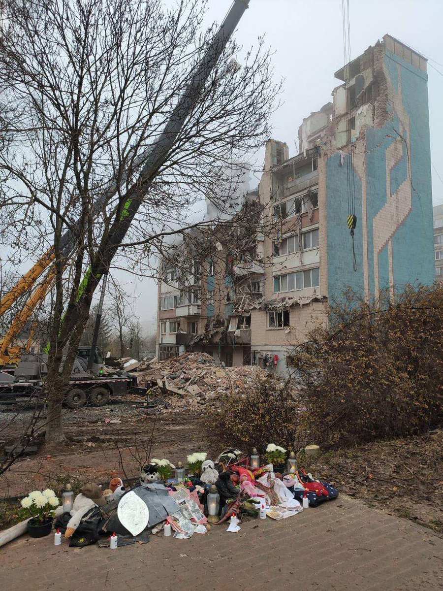 В Тернополе скончалась 12-летняя Адриана Унольт, которая 9 дней боролась за жизнь после ракетного удара РФ. Ее мама погибла, сестра до сих пор в больнице.

Россияне убивают женщин и детей каждый день.