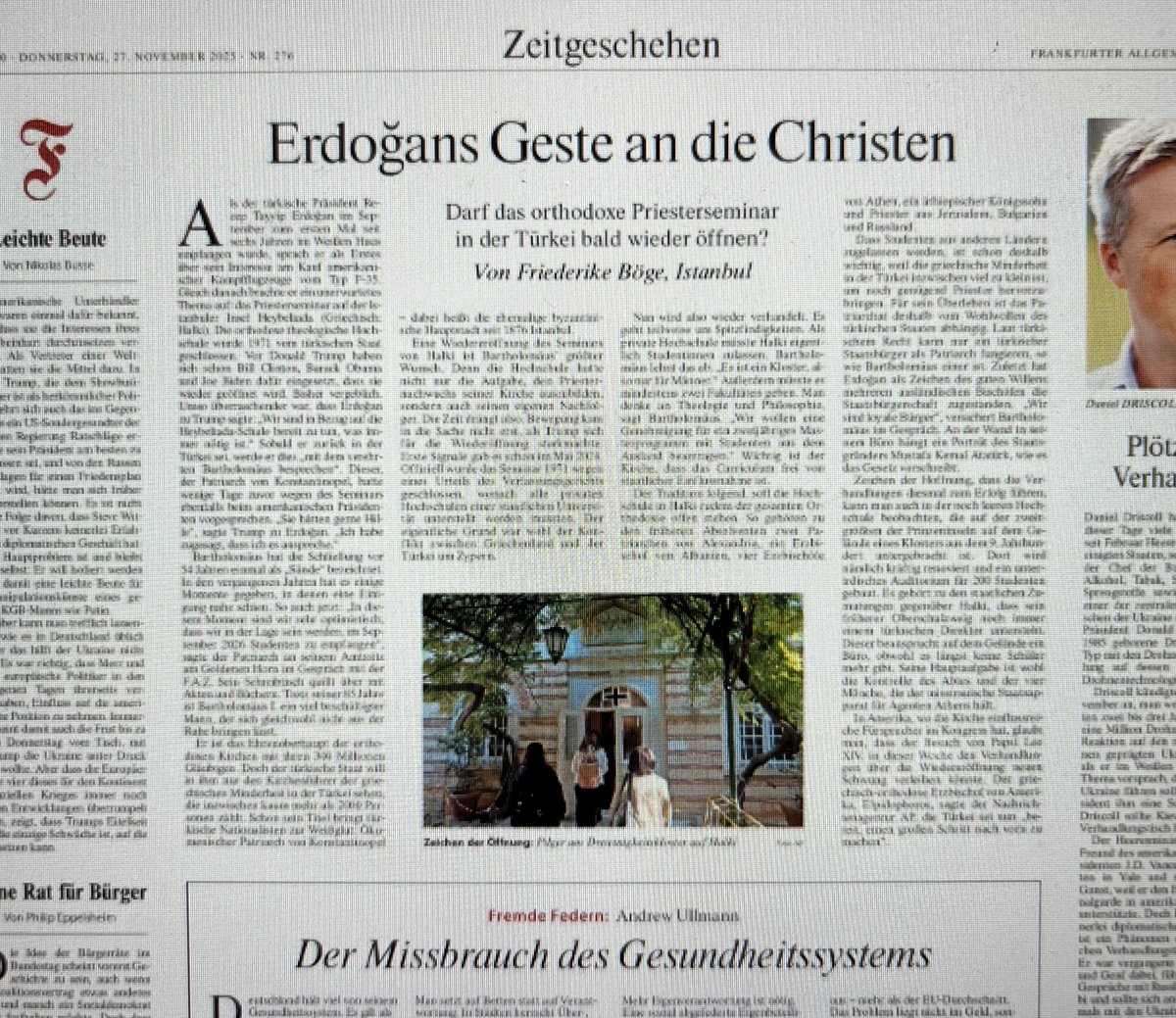 Strack_C's tweet image. „Dort wird nämlich kräftig renoviert…“

Die FAZ listet Anzeichen für die Wiedereröffnung der orthodoxen Theologischen Hochschule auf der Insel #Halki vor Istanbul auf. Der türkische Staat hatte sie vor 54 Jahren geschlossen.