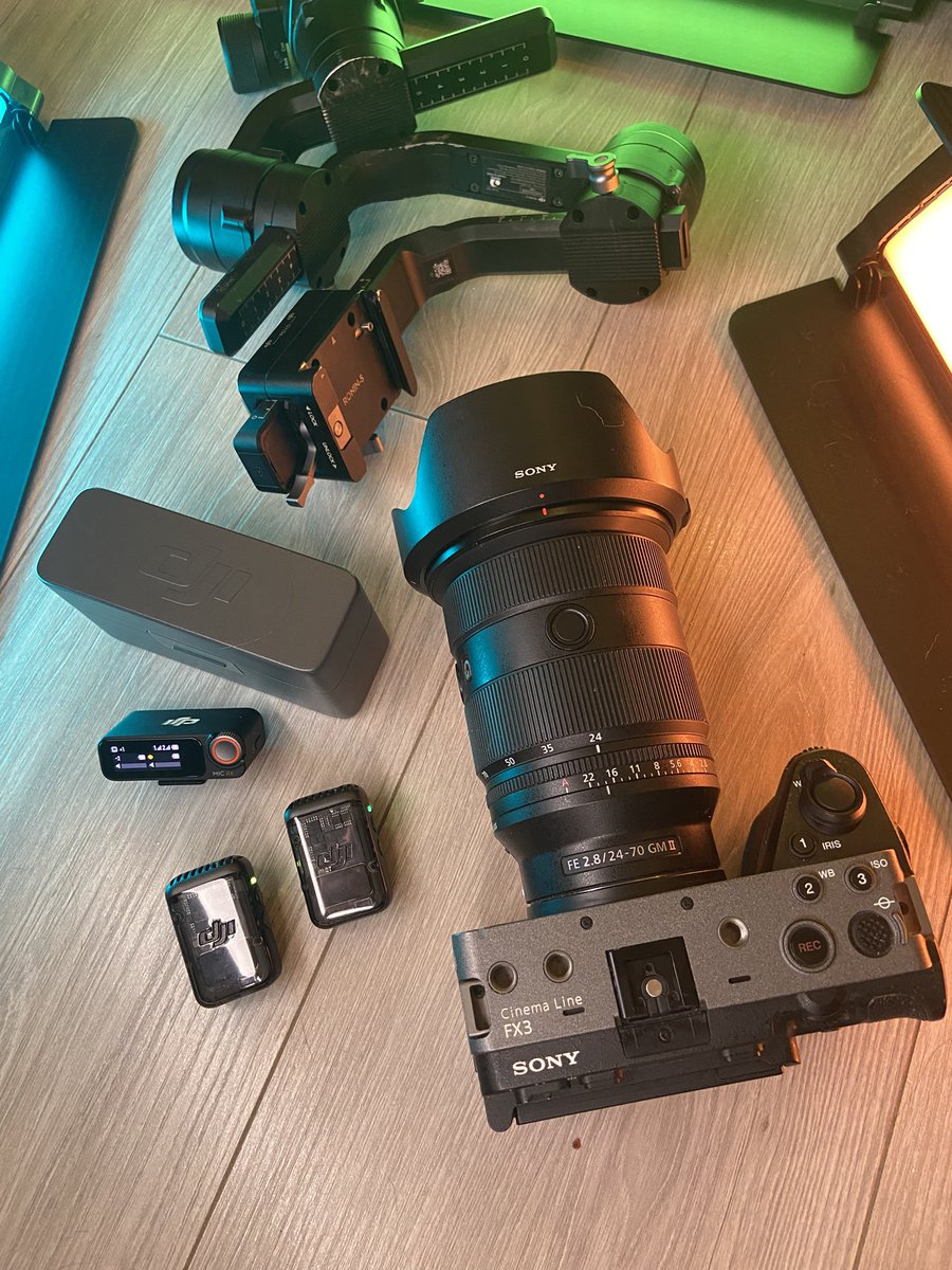 llcsmashing's tweet image. Основой моего арсенала является видеокамера Sony FX3, обеспечивающая четкое, насыщенное изображение, и микрофон DJI Mic 2, дающий кристально чистый звук. Для плавной и стабильной съемки применяется стабилизатор DJI, что особенно важно при динамичных кадрах.
 #всекашкан