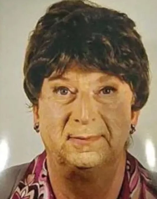 exitpoint0's tweet image. İtalya’da bir adam, üç yıl önce ölen annesinin cesedini saklayıp onun kılığına girerek emekli maaşını çekmeye devam ederken yakalandı; bu yolla yılda yaklaşık 53 bin euro haksız kazanç sağladığı belirlendi.