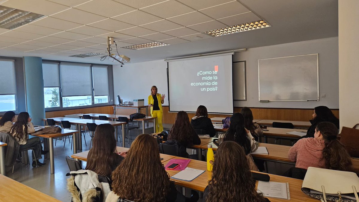 Hoy, Mónica San Ricardo Suárez, gestora de la oficina principal del Banco Santander, ha impartido al alumnado de 1º una sesión de Economía sobre las claves de la economía mundial. 🌍📊 #EUTA #Economía #BancoSantander