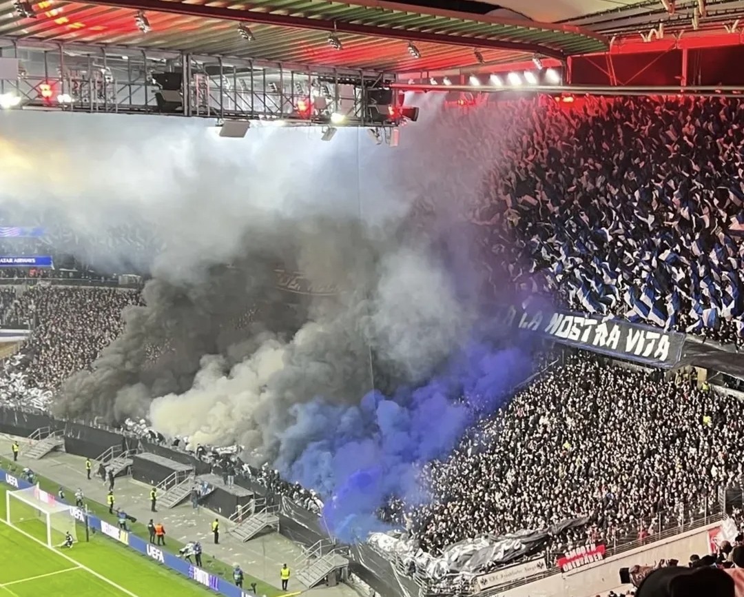 Frankfurt hat eingesehen, dass Schwarz-Weiß-Blau die besten Farben sind