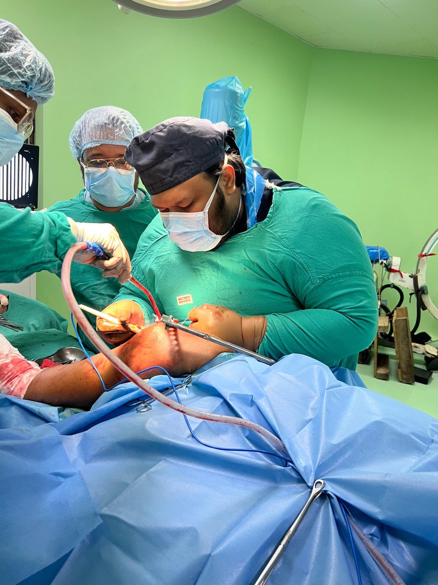 DebashishPadhi's tweet photo. Bipolar Hemiarthroplasty in Fracture Neck of Femur through Posterior Approach!

#orthotwitter #orthopedicmedicine https://t.co/GyHbIdKfEO