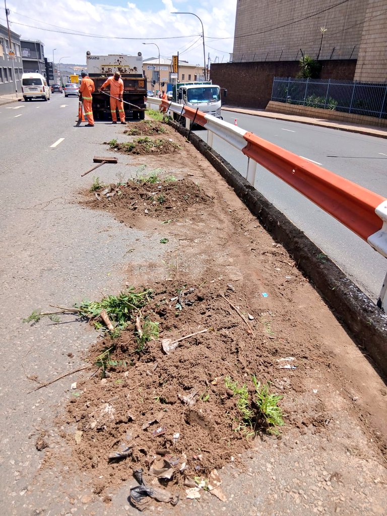 MyJRA's tweet image. The JRA team was deployed to Booysens Road in Region F to conduct skoffeling and vegetation control. This is part of our ongoing commitment to maintain road safety standards and ensure a cleaner environment for all road users. @CityofJoburgZA @RegionF_Joburg #JoburgServices