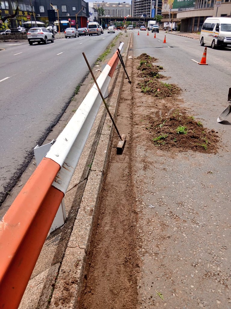 MyJRA's tweet image. The JRA team was deployed to Booysens Road in Region F to conduct skoffeling and vegetation control. This is part of our ongoing commitment to maintain road safety standards and ensure a cleaner environment for all road users. @CityofJoburgZA @RegionF_Joburg #JoburgServices