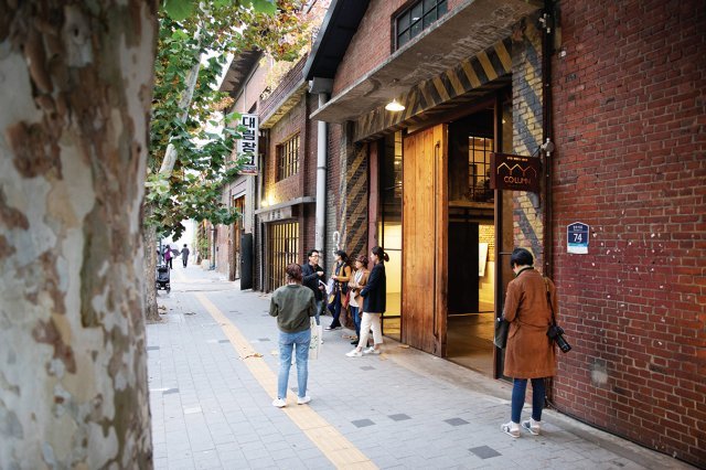 sonsarang3814's tweet image. ■비싼 동네의 특징

비싼 동네가 왜 비싼지 설명할 때 흔히 운, 타이밍, 금수저 같은 말을 꺼내지만 그 동네를 천천히 걸어보면 다른 결이 보인다. 

운 좋게 한 번 치고 올라온 사람들이 아니라, 묵묵히 자기 삶을 다듬어온 사람들이 훨씬 많다는 사실이다. 출근길 표정부터가 다르고, 남의 삶을…