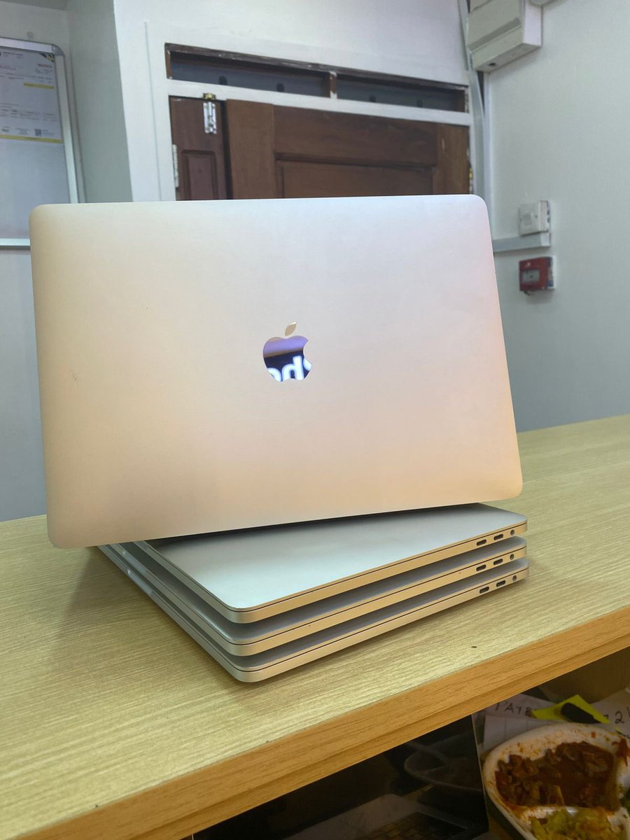 madibatrades's tweet image. 💥*New Stock*💥
🔥‼️MacBook Pro 2017‼️🔥

  🌹*Processor*: 3.1 GHz Intel Core i5
  🌹*Memory*: 16 GB RAM 
  🌹*Storage*: 256 GB SSD
  🌹*Graphics*: Intel HD Graphics 4000 1546 MB

💸@47,000/=
