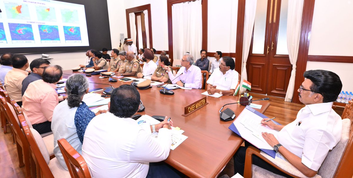 CMOTamilnadu's tweet image. வடகிழக்கு பருவமழையினை எதிர்கொள்ள மேற்கொள்ளப்பட்டுள்ள நடவடிக்கைகள் மற்றும் தற்போது நிலவிவரும் வானிலை நிலவரம் குறித்தும், பேரிடர் மேலாண்மைக்காக மேற்கொள்ளப்பட்டுள்ள சிறப்பு முன்னெடுப்புகள் குறித்தும் மாண்புமிகு முதலமைச்சர் @mkstalin அவர்கள் ஆய்வு மேற்கொண்டார்.