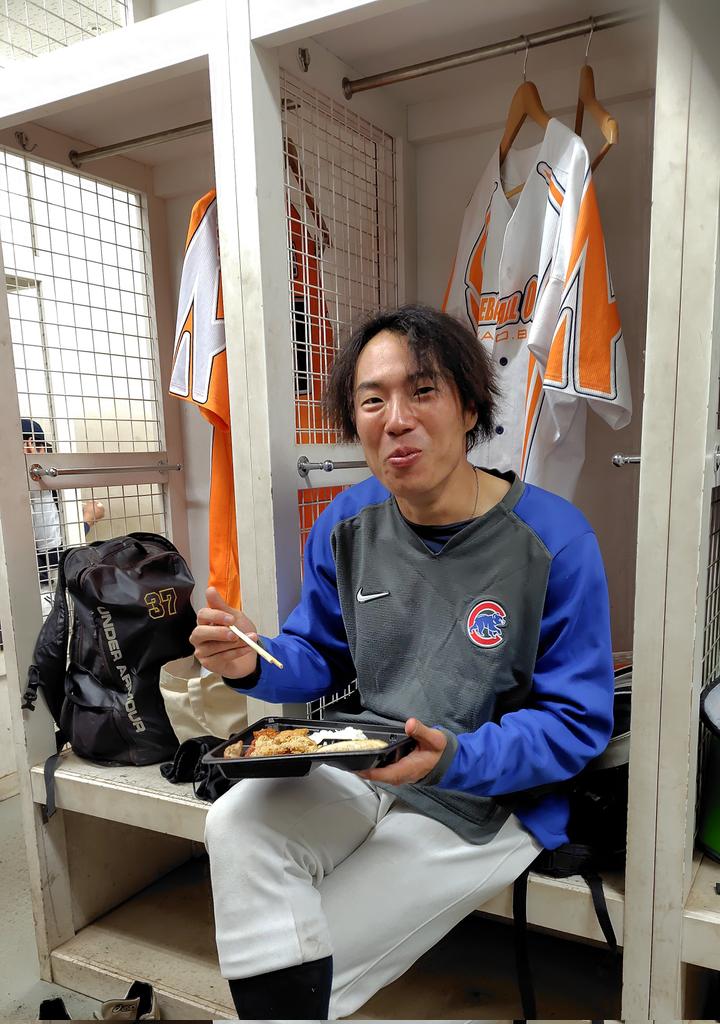 osakaclubleague's tweet photo. 🍁第7回三都選抜対抗戦🍁
╱
大阪選抜オフショット📷️✨
╲
ランチタイム🍱
◎左から西田投手、須崎選手、山田投手
(以上 #履正社ベースボールクラブ)
◎岩崎選手(#BASEABLLONEYAOBC)
◎出口選手(#泉州大阪野球団)
ボリューム満点のお弁当で
エネルギーチャージ‼️
#大阪選抜
#ランチタイム https://t.co/WOcquMzoHu