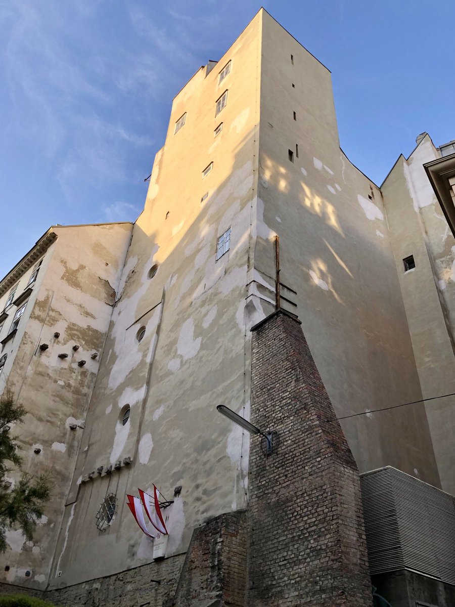 tschooo's tweet image. The Kornhäusel Tower in the 1st district is a 35-meter-high, Biedermeier-style building dating from 1825-1827, designed by architect Josef Kornhäusel and considered Vienna&apos;s oldest high-rise building. It was built as a studio and residence. ⁦@CllLennox⁩