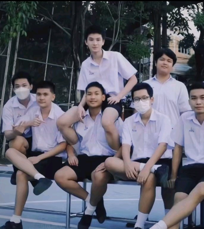 tyzz_i's tweet image. เป็นคุณหนูมานานแล้วนี่หน่า ถ่ายรูปกับเพื่อนยังได้ขี่คอ ขาเคยแตะพื้นไหมน้อ