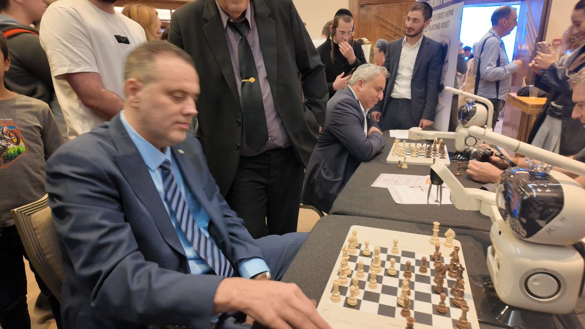 תראו דוגמא מופלאה איך לא משתמשים ב-AI ורובוטיקה.
שני שרים יושבים מול רובוט מבוסס בינה מלאכותית, ומשחקים נגדו שחמט. ובכן, מה היתרון של הרובוט על זה על פני משחק שחמט במחשב שקיים שנים רבות? כלום. ההפך מהתייעלות. השקעה של כסף רב במכניקה, תכנות וחומרים, בלי שום ערך מוסף. העיקר שהשרים