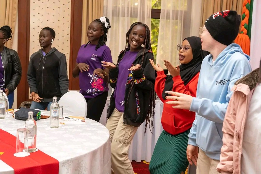 Polycom Girls 💛💙💖 tweet media