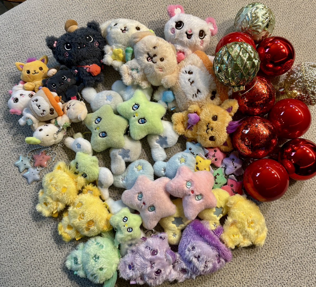 dancing_nek0's tweet image. 크리스마스가 얼마 안남았길래 트리 꺼내옴🎄
트리라고 쓰고 위시돌 거치대라고 읽기…