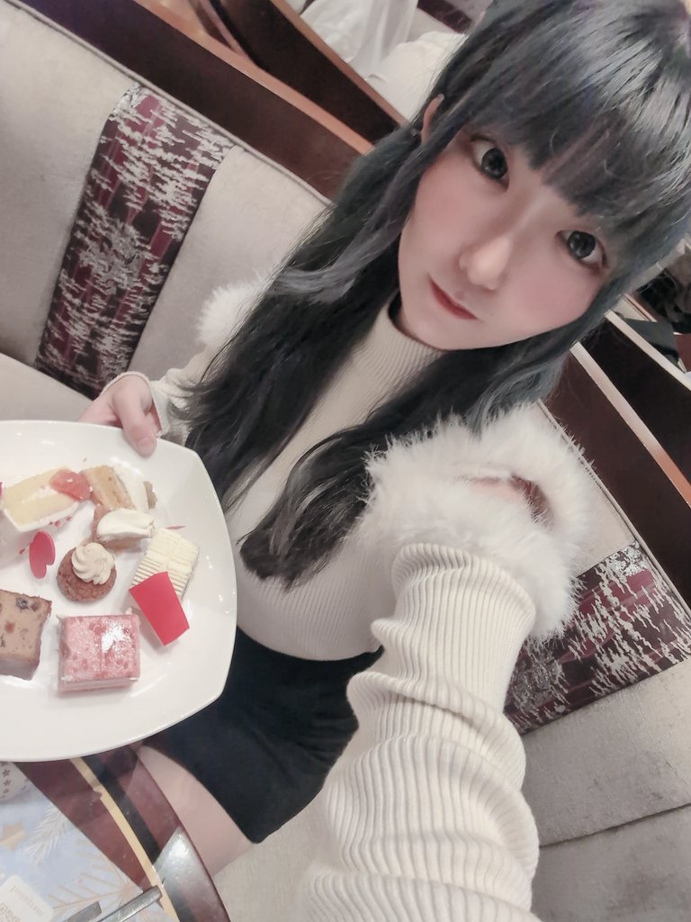 こんにゃるせ🦊📢🍥 美味しいケーキに囲まれてきました！ とっても