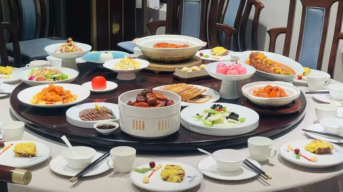 DailyBeijing's tweet image. Happy #Thanksgiving! Today is a day for reunion—what delicious dishes do you have at your family gathering? Let's take a look at some #culinary delights at #Chinese family reunions! #Thanksgiving2025 #ThanksgivingDay