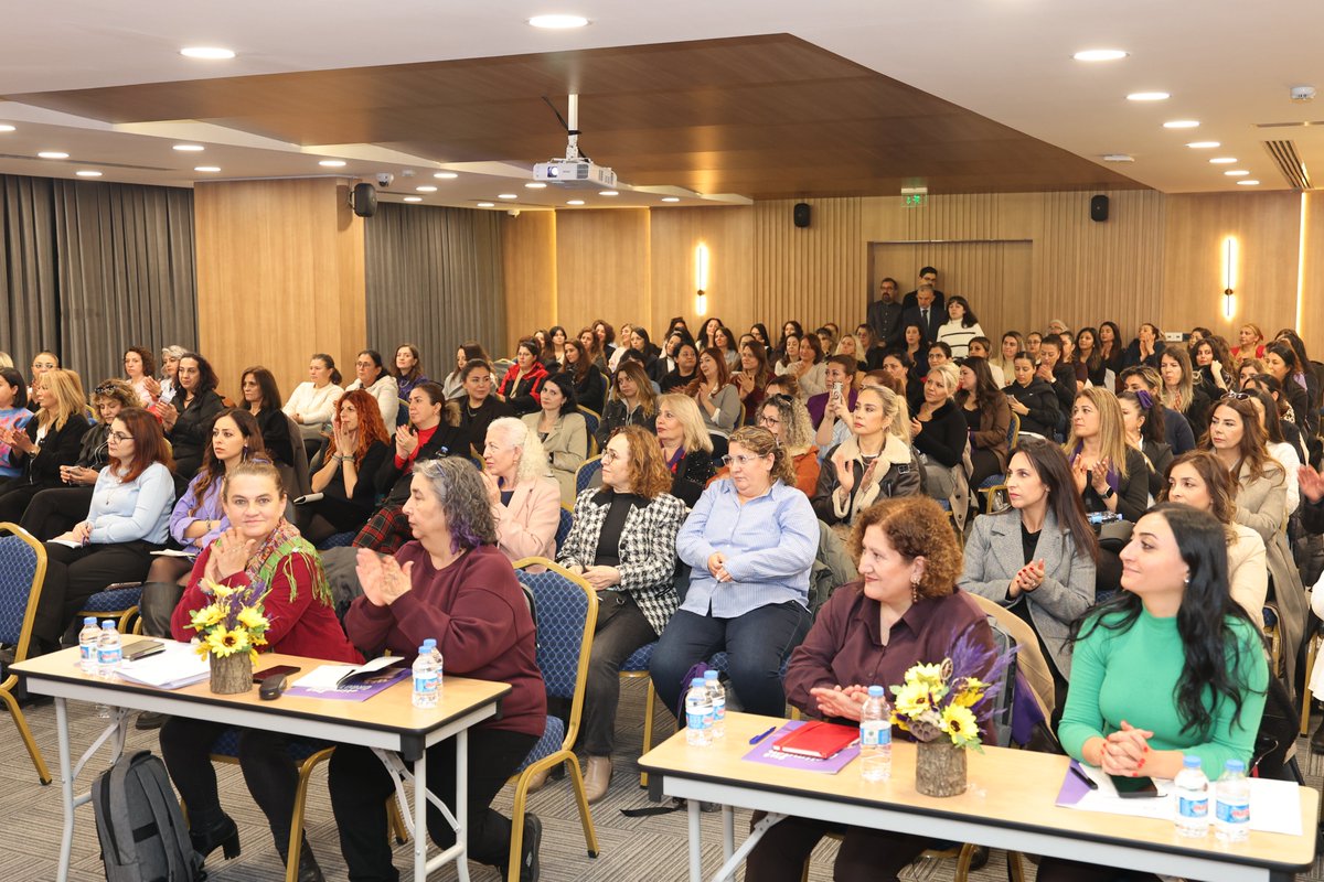 ♀️DİSK İç Anadolu Bölge Kadın Temsilci Eğitimi, Ankara'da Genel İş Genel Merkezi'nde başladı. 
Ankara'da düzenlenen eğitim, İstanbul, Trakya, Kocaeli ve Karadeniz’in ardından beşinci kadın temsilci eğitimi...