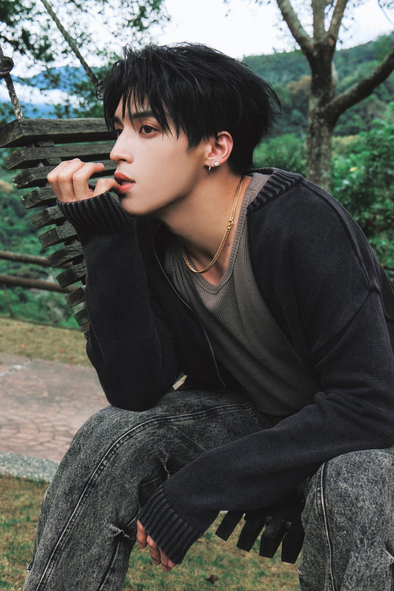 Official_Ozone_'s tweet photo. 因為愛你的奇蹟
變成我的超能力🦸
Ozone - '浪漫主意' Official Music Video
Nov 28, 2025 8PM (GMT+8)
贊助廠商:Crocs
#李哲言
#Ozone
#浪漫主意
#WinterWonderzone
#OzoneWinterWonderzone https://t.co/4sVEA34Iyw