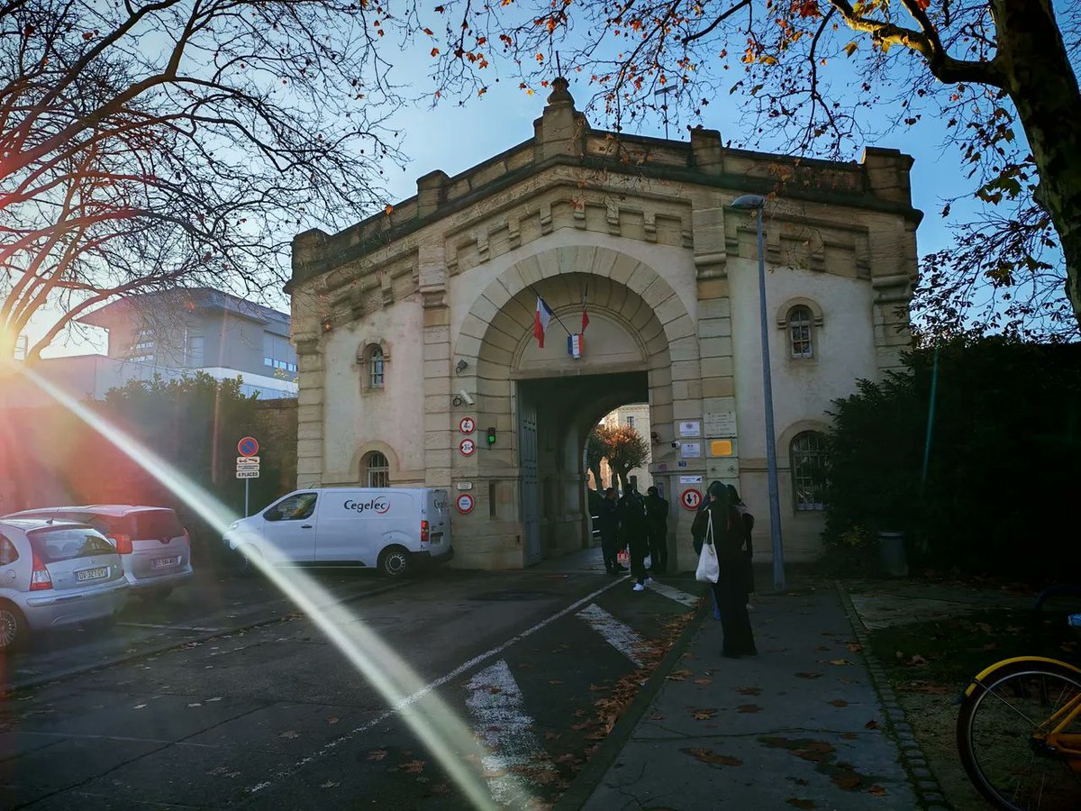 InfosFrancaises's tweet photo. ALERTE - Deux détenus de la prison de #Dijon viennent de s'évader en sciant les barreaux de leur cellule avec une lame de scie dans le quartier disciplinaire. Le plan épervier est déclenché. L'équipe régionale d'intervention et de sécurité est sur place. 
FO évoque des prisonniers "avec un gros profil". L’un d’eux est poursuivi pour "viol" et l’autre, pour "assassinat" et "association de malfaiteurs" (ICI Bourgogne / RTL / LP).