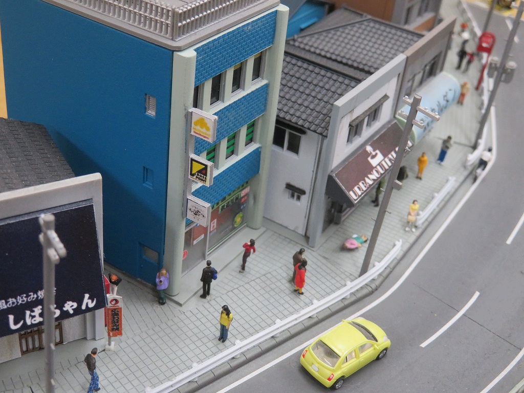 Model_Greenmax's tweet image. 【ベストセラーストラクチャー】 
レイアウト製作のマストアイテム #舗道セット。
ガードレールのほか工事看板も付属します。
組み合わせ次第では画像のような表現も可能です。
品番：2138は未塗装ストラクチャーですので、好きな色で街並みを彩りましょう！
詳細はコチラ↓
greenmax.co.jp/gm-product/213…