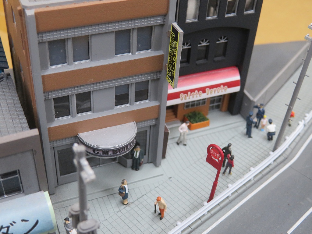 Model_Greenmax's tweet image. 【ベストセラーストラクチャー】 
レイアウト製作のマストアイテム #舗道セット。
ガードレールのほか工事看板も付属します。
組み合わせ次第では画像のような表現も可能です。
品番：2138は未塗装ストラクチャーですので、好きな色で街並みを彩りましょう！
詳細はコチラ↓
greenmax.co.jp/gm-product/213…