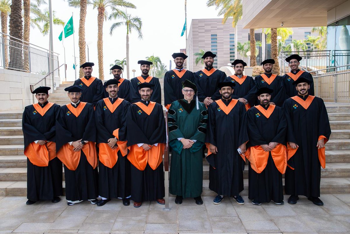 KAUST_NewsAR's tweet photo. احتفلت كاوست بتخريج 66 طالباً وطالبة من برنامج ماجستير الهندسة في الذكاء الاصطناعي، وهو برنامج برعاية وزارة الداخلية @MOISaudiArabia.

خريجو هذا العام مستعدون لقيادة أولويات الوطن في الأمن والتقنية وتطبيقات الذكاء الاصطناعي المتقدمة، ودعم مسيرة المملكة نحو مستقبل يرتكز على الابتكار والمعرفة.

🎓 KAUSTclass2025