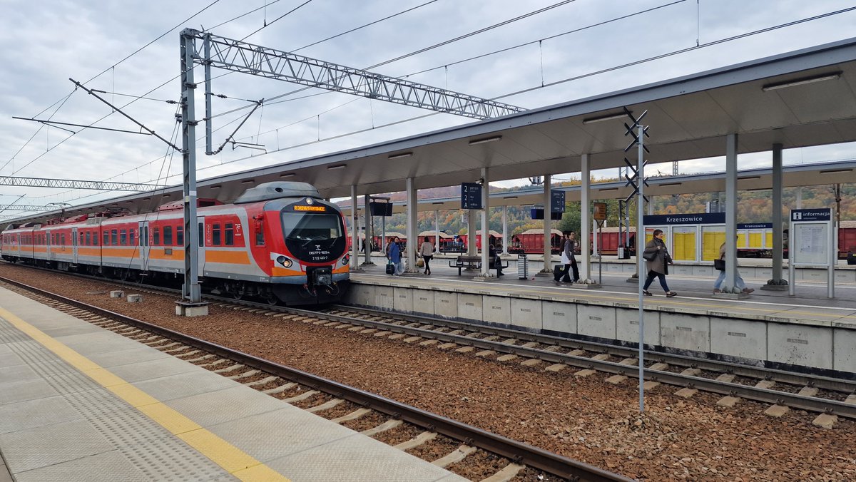 Jeśli pociąg, którym podróżujesz, spóźni się więcej niż 𝟲𝟬 𝗺𝗶𝗻𝘂𝘁 ⌚, możesz złożyć wniosek o rekompensatę 💰. 
Sprawdź, jak ➡️ utk.gov.pl/pl/aktualnosci…
#kolej #transport #pasażer #reklamacja