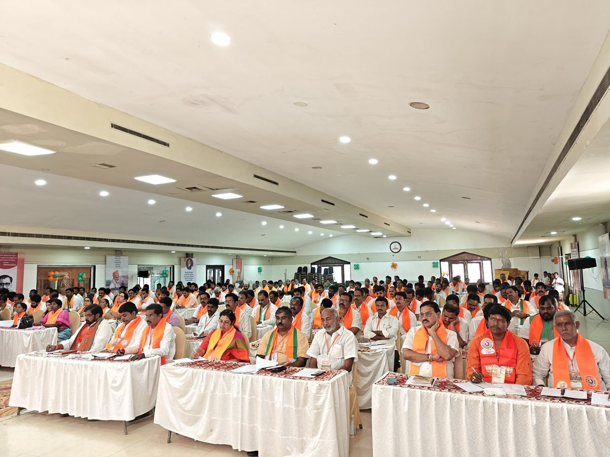 రాజమహేంద్రవరంలో జరుగుతున్న గోదావరి జోన్ మండల అధ్యక్షుల ప్రశిక్షణవర్గలో "కార్యపధ్ధతి"అనే అంశంపై మాట్లాడటం జరిగింది.
#PrashikshanaVarg