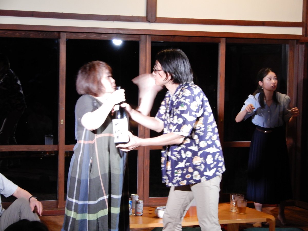 【演劇公演 「消えていくなら朝」】

蓬莱竜太脚本を、湯涌創作の森に移築された古民家の一室を使い、家族の一晩を描くワンシチュエーションの演劇公演。

ワンシチュエーションで、2時間越えの上演時間にも関わらず、あまりの面白さに身体の苦痛を忘れるほど見入ってしまいました。